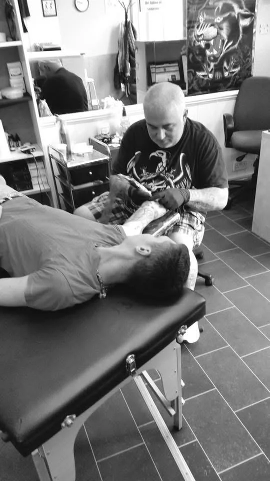 Ivan Todorov tattooing a client at N9 Tattoo Studio in Edmonton, North London
